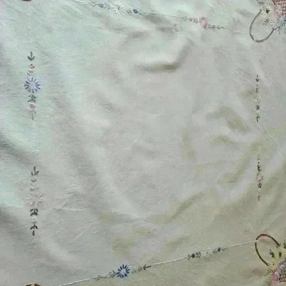 Vintage- Hand Embroidered Table Scarf 38" x 38" - Picture 5 of 6